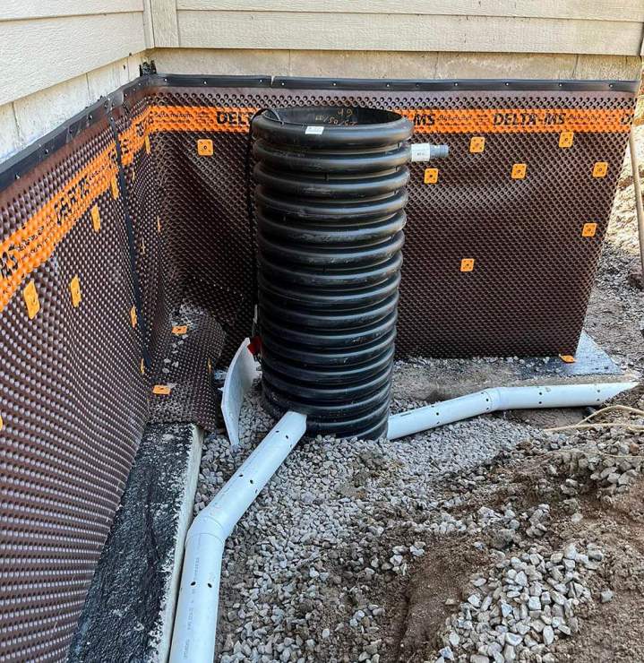 Nous installons un système de drains français pour imperméabiliser les fondations.